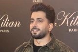 Sunny Singh smiles for paps as he poses at the red carpet