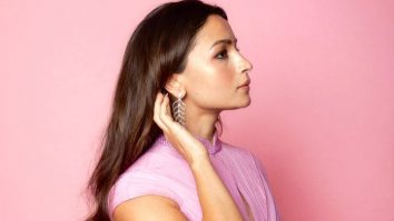 Alia Bhatt is just an extraordinary beauty! She looks breathtaking as she depicts Rekha from Silsila