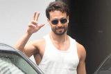 Can you guys which song Tiger Shroff must be listening to!?