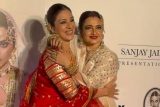 Rekha Ji seems so excited seeing Tabu at her film screening
