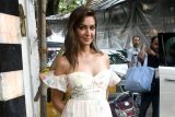 Kriti Kharbanda’s fun banter with paps as she gets clicked