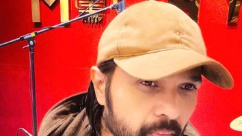 Himesh Reshammiya shuts down trolls live on stage in Delhi concert: “Naak se gau ya galey se?”