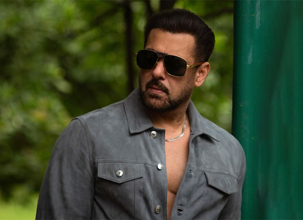 Salman Khan stuns fans with smouldering new look; netizens call him ‘forever young’; watch : Bollywood News – Bollywood Hungama