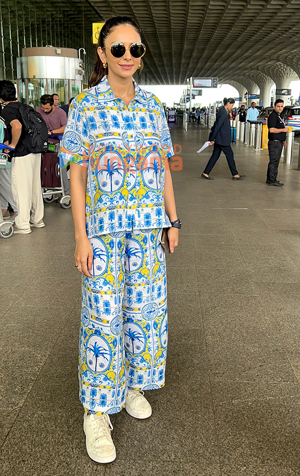 photos akshay kumar rakul preet singh and ranveer singh snapped at the airport 2