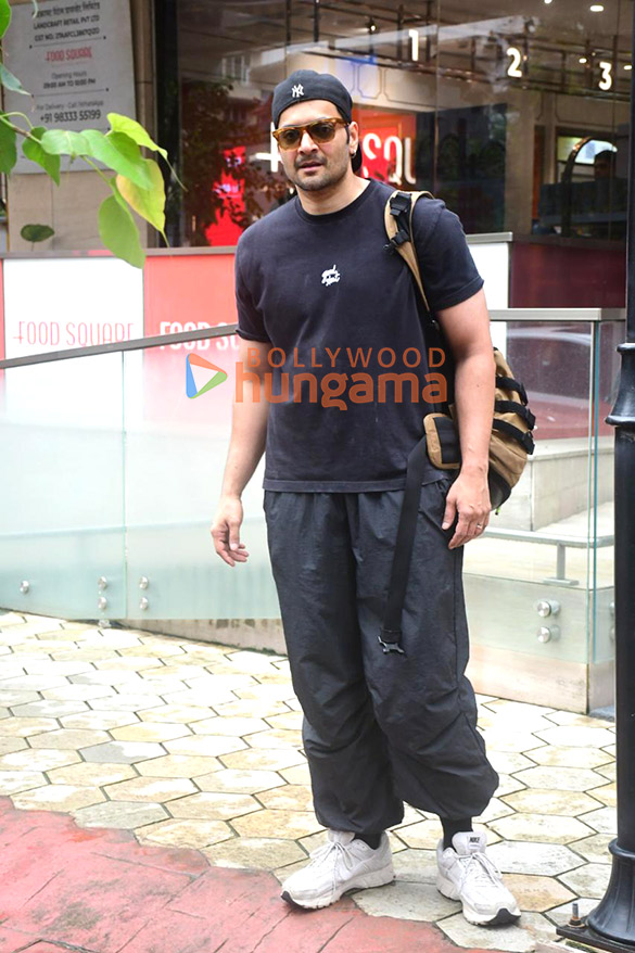 photos ali fazal spotted outside a mall in bandra 2