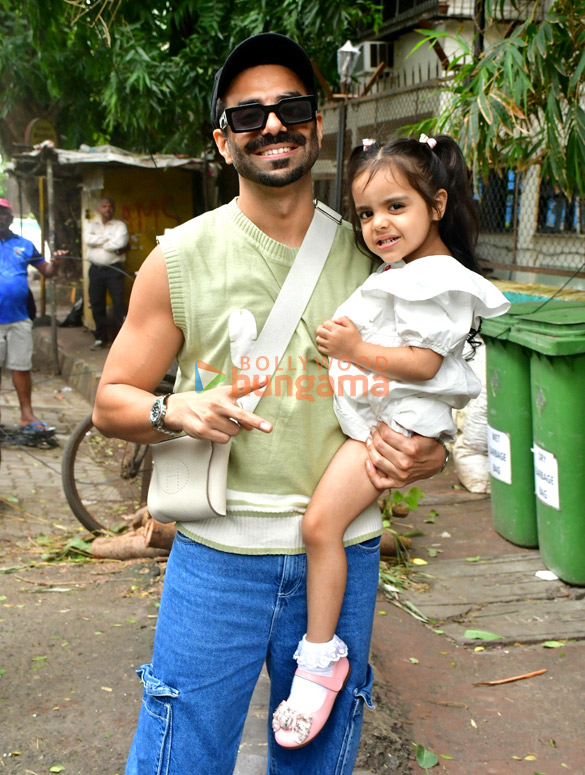Photos: Aparshakti Khurana snapped in Juhu Photos: Aparshakti Khurana snapped in Juhu