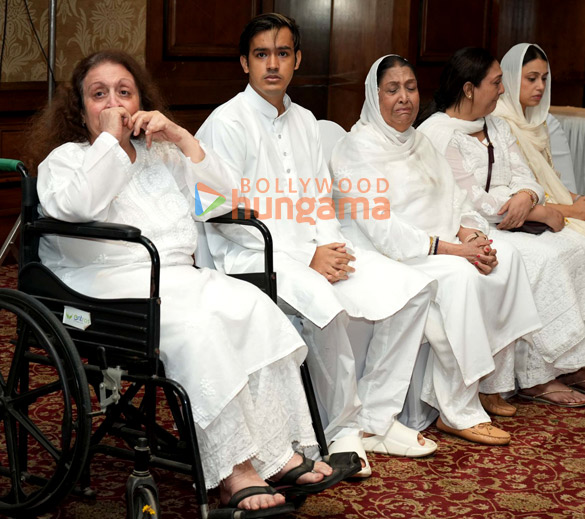 photos deepak parashar jackie shroff poonam dhillon hema malini and others pay tribute to dheeraj kumar 11