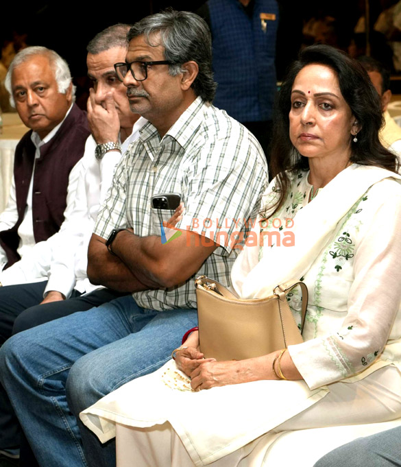 photos deepak parashar jackie shroff poonam dhillon hema malini and others pay tribute to dheeraj kumar 3