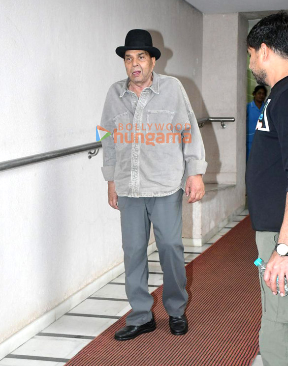 photos dharmendra snapped in bandra 1