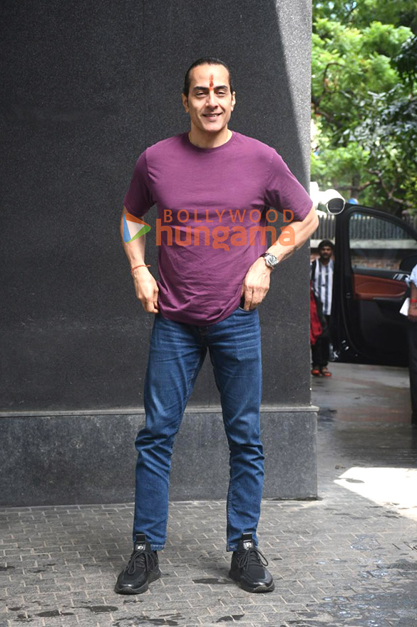 photos jasmin bhasin sudhanshu pandey and harsh gujral snapped outside excel entertainments office in bandra 5