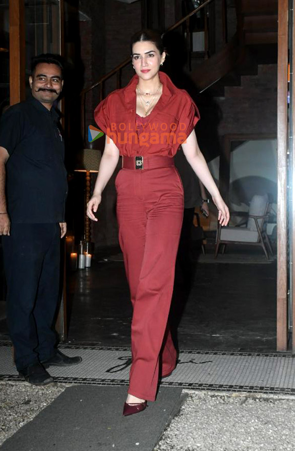 photos kriti sanon snapped outside gigi restaurant in bandra 6