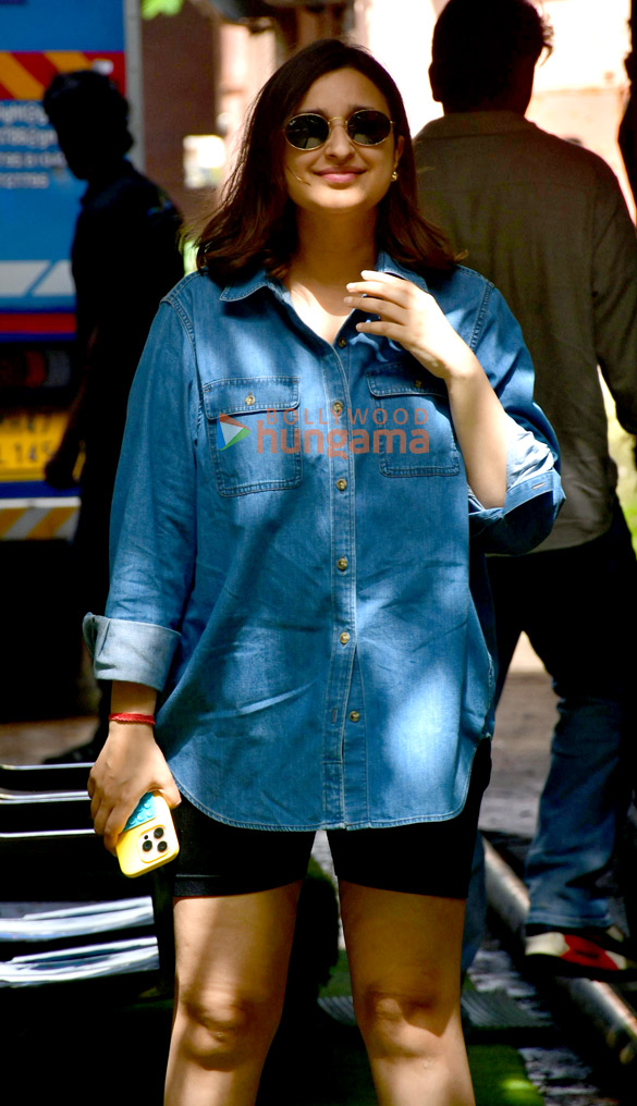 photos parineeti chopra snapped in andheri 2 10