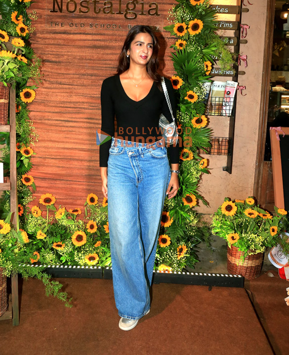 photos ranbir kapoor arjun kapoor anjini dhawan and others snapped at nostalgia the old school bakery in bandra 8