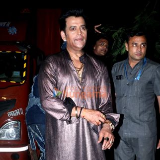 Photos: Ravi Kishan snapped at a shoot location