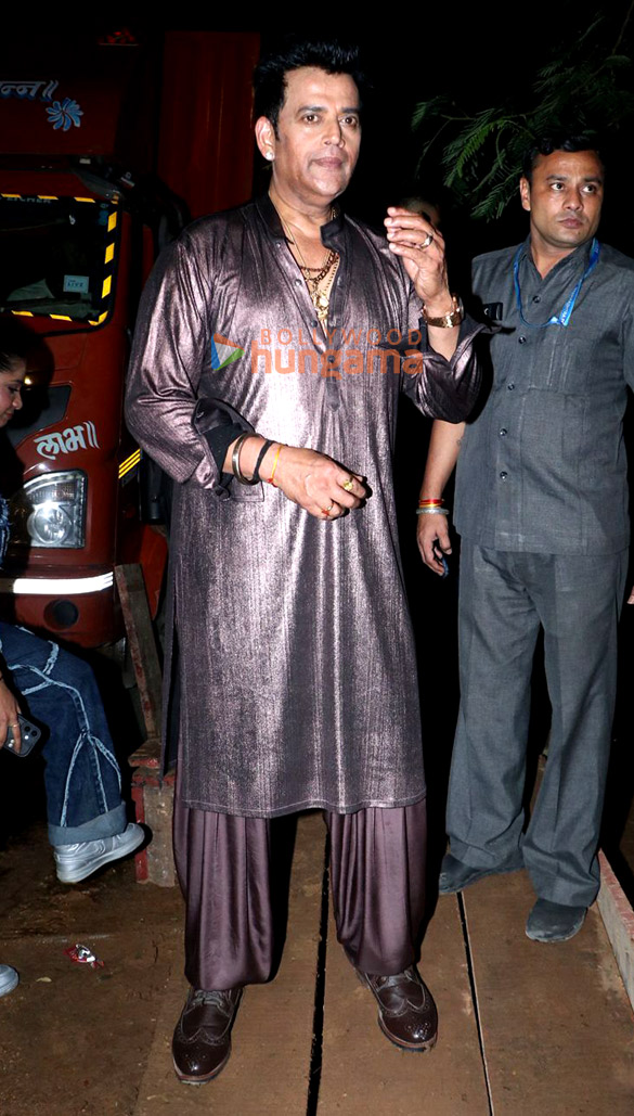 photos ravi kishan snapped at a shoot location 2