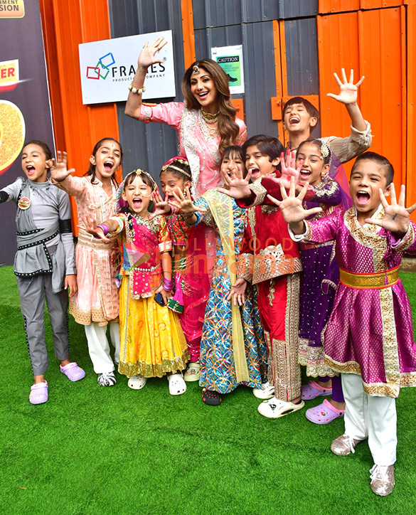 photos shilpa shetty geeta kapur and others snapped on the sets of super dancer 5 1