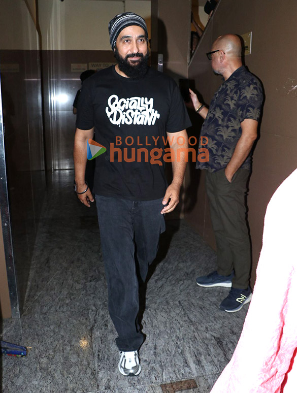 photos shilpa shetty spotted with family at pvr juhu 5