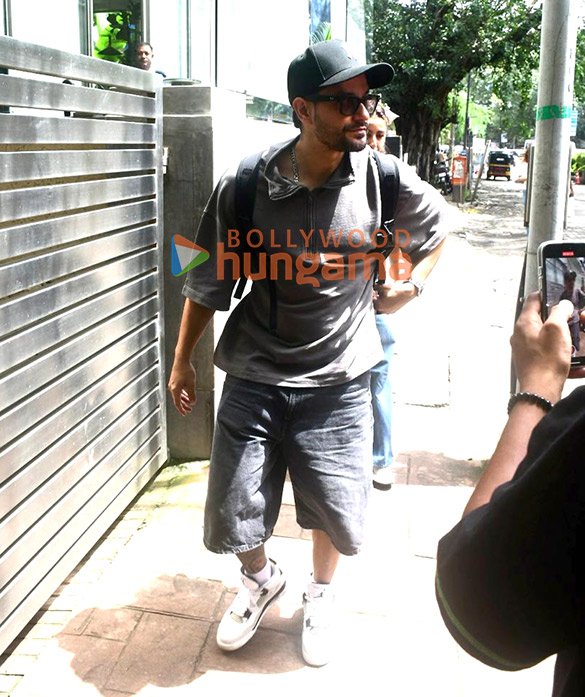 photos soha ali khan and kunal kemmu snapped outside a cafe in bandra 4