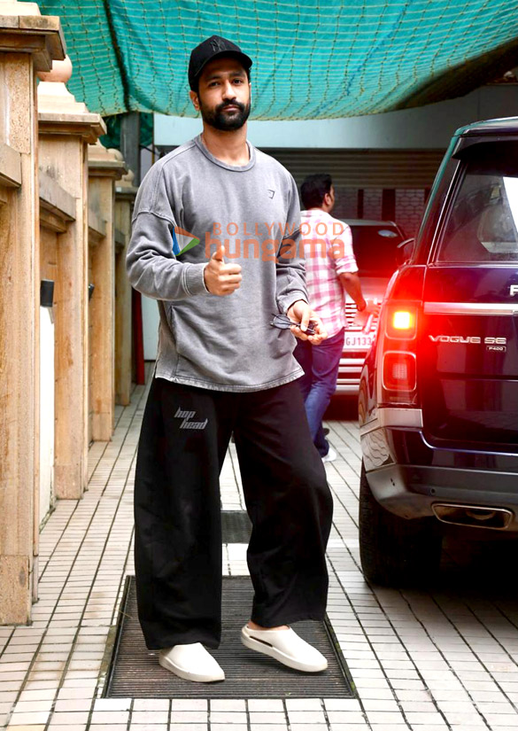 Photos: Vicky Kaushal snapped in Khar Photos: Vicky Kaushal snapped in Khar