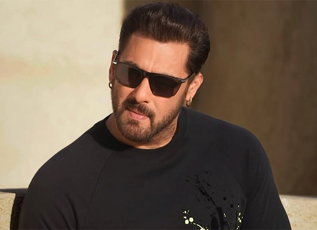 Salman Khan dances to dhol with Arpita Khan and Sonakshi Sinha at Ganpati Visarjan; watch