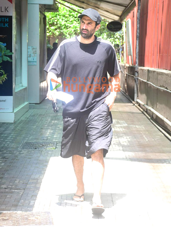 photos aditya roy kapur snapped outside an eye clinic in bandra 3