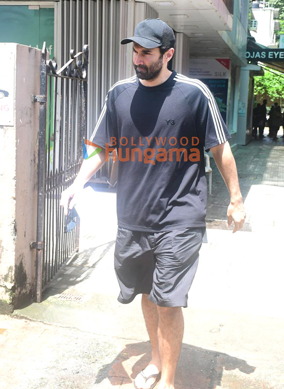 photos aditya roy kapur snapped outside an eye clinic in bandra 6