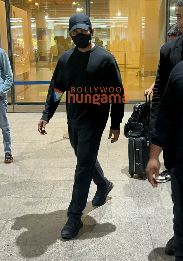 Photos: Allu Arjun and Giorgia Andriani snapped at the airport Photos: Allu Arjun and Giorgia Andriani snapped at the airport