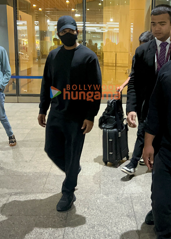 photos allu arjun and giorgia andriani snapped at the airport 3