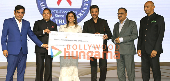 photos anil kapoor presents a rs 75 lakh cheque to dr dharmendra kumar at gjepc event for nations largest free medical camp 3