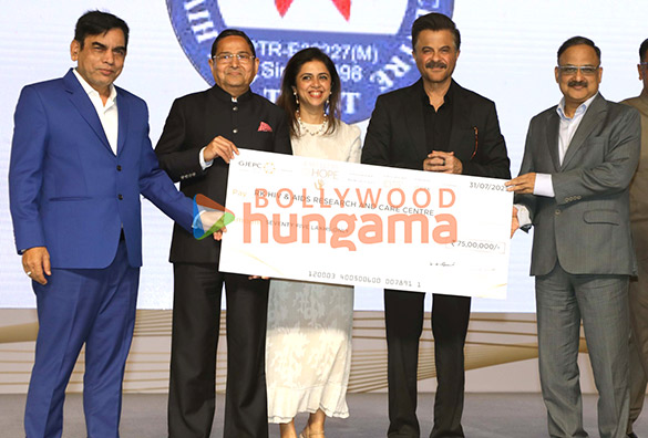photos anil kapoor presents a rs 75 lakh cheque to dr dharmendra kumar at gjepc event for nations largest free medical camp 4