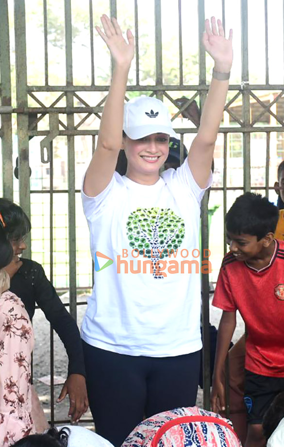 photos dia mirza joins children to promote a noble cause 8