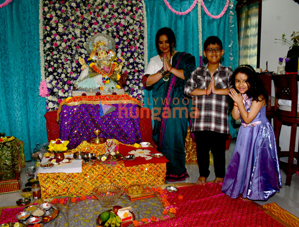 photos divya dutta welcomes ganpati at her residence 6