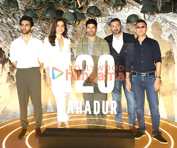photos farhan akhtar ritesh sidhwani raashii khanna razneesh razy ghai and sparsh walia at the teaser launch of 120 bahadur 4