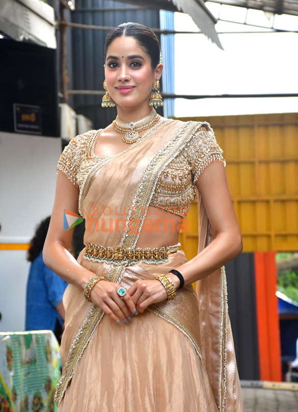 Photos: Janhvi Kapoor snapped promoting Param Sundari