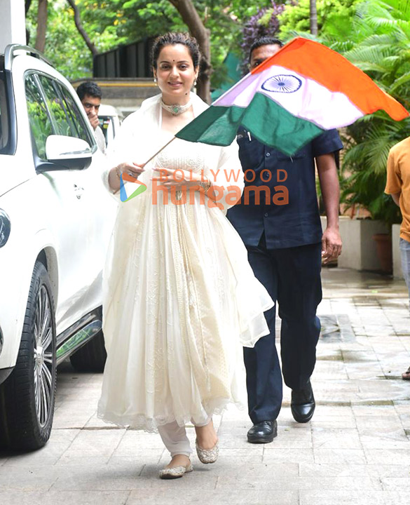Photos: Kangana Ranaut celebrates Independence Day at her residence in Khar Photos: Kangana Ranaut celebrates Independence Day at her residence in Khar