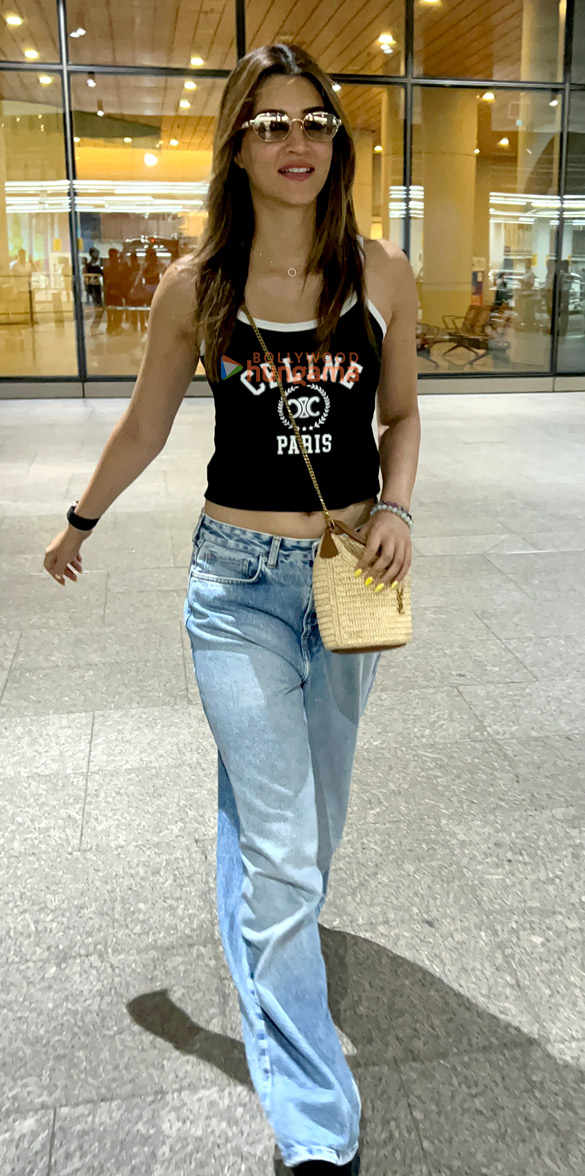 photos kriti sanon snapped at the airport 4 6