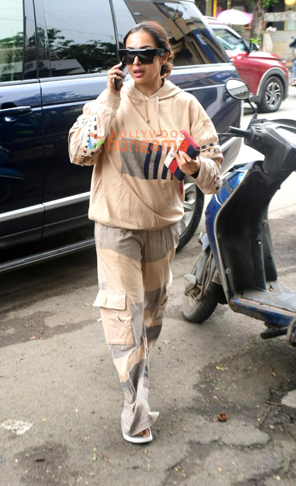 photos malaika arora snapped outside a salon in bandra 2 7