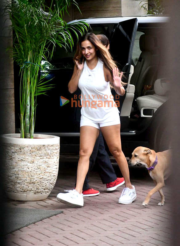 photos malaika arora snapped outside her residence in khar 2 10