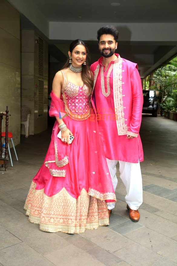 photos rakul preet singh jackky bhagnani bhushan kumar and others at bhagnani house for ganpati darshan in bandra 2