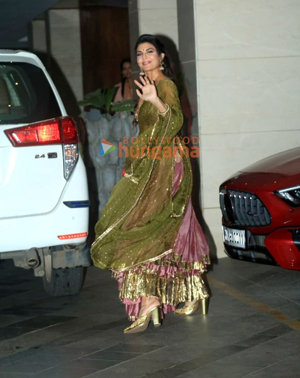 photos rakul preet singh jackky bhagnani bhushan kumar and others at bhagnani house for ganpati darshan in bandra 23