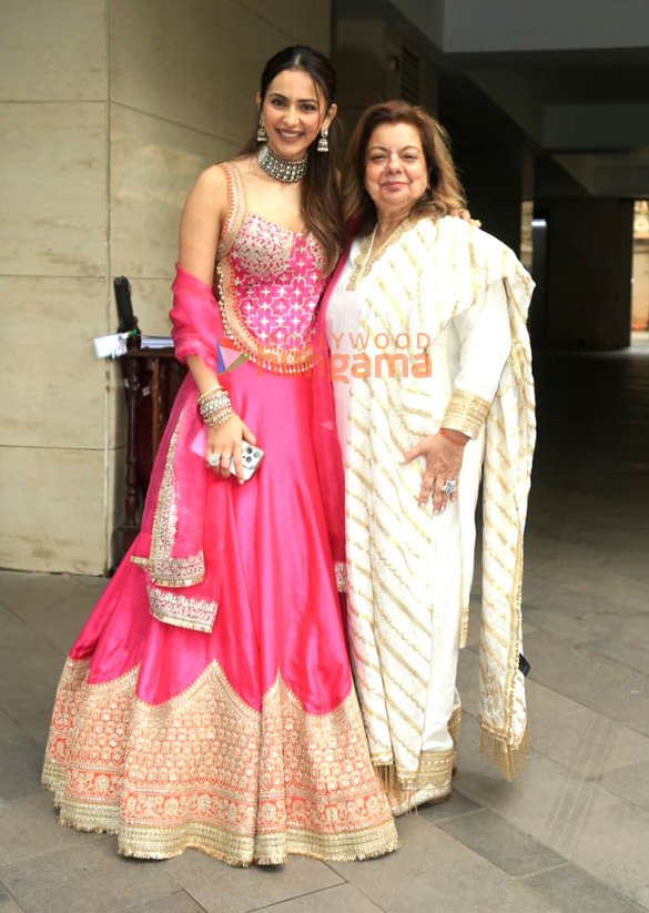 photos rakul preet singh jackky bhagnani bhushan kumar and others at bhagnani house for ganpati darshan in bandra 7