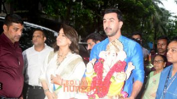 Photos: Ranbir Kapoor and Neetu Singh snapped during Ganpati visarjan
