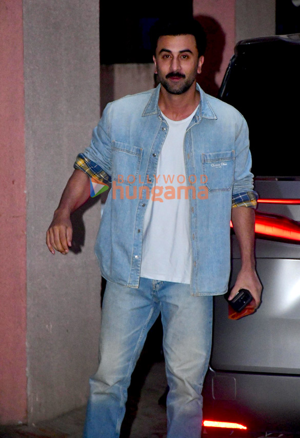 photos ranbir kapoor snapped at sanjay leela bhansalis office in juhu 1 3