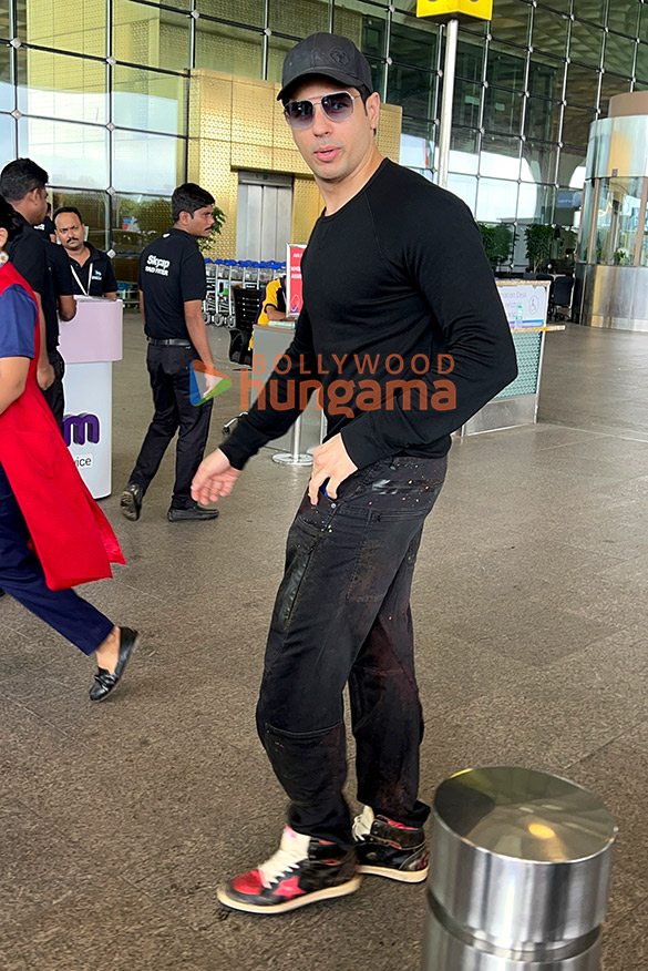 photos saif ali khan kareena kapoor khan janhvi kapoor and sidharth malhotra snapped at the airport 3