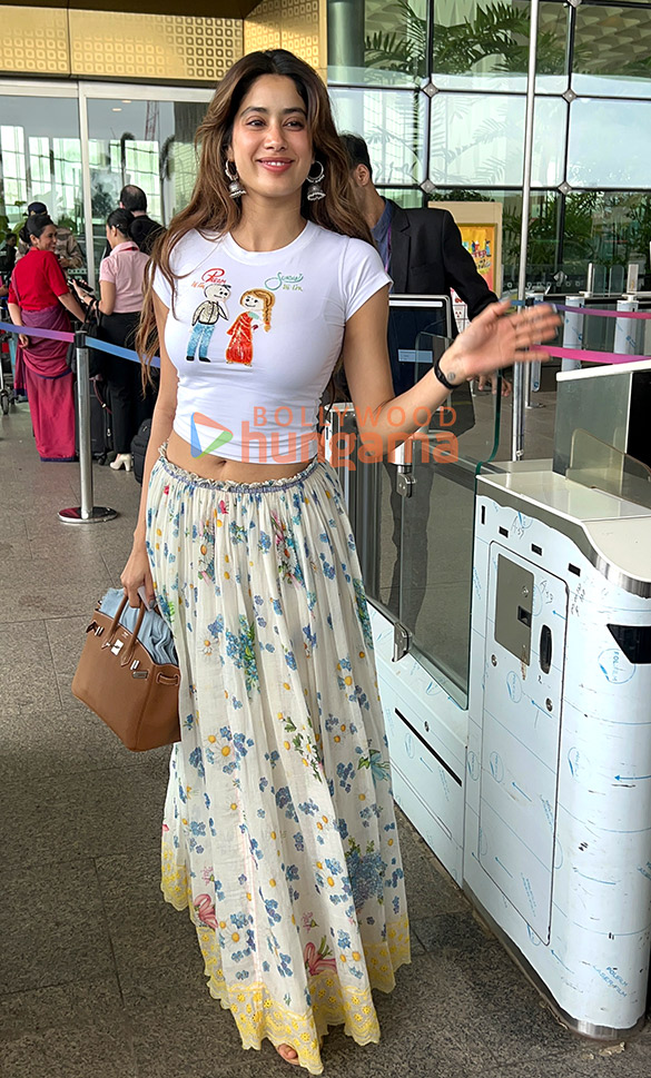 photos saif ali khan kareena kapoor khan janhvi kapoor and sidharth malhotra snapped at the airport 5