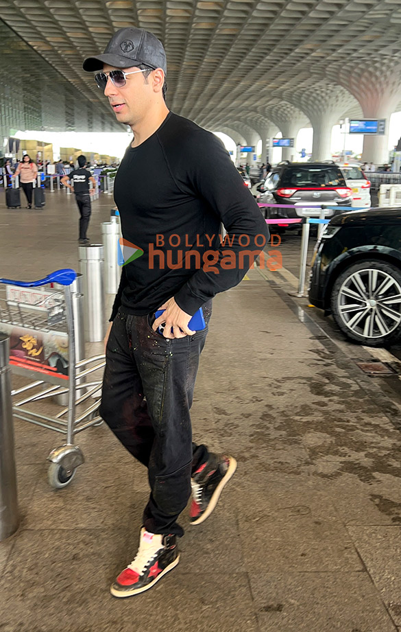photos saif ali khan kareena kapoor khan janhvi kapoor and sidharth malhotra snapped at the airport 6