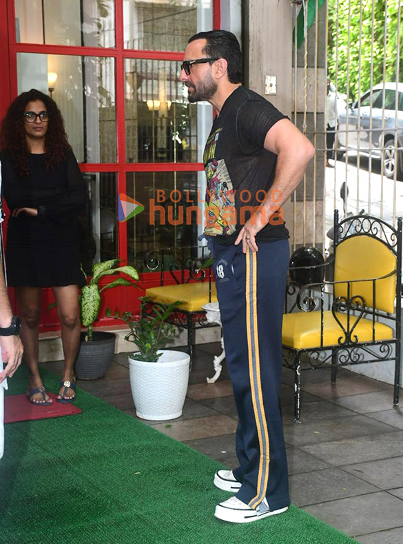 photos saif ali khan snapped outside a salon in khar 4