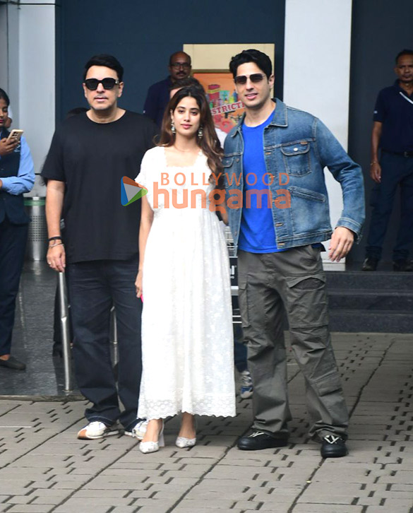 photos sidharth malhotra janhvi kapoor and dinesh vijan snapped at kalina airport as they leave for param sundari promotions in jaipur 6