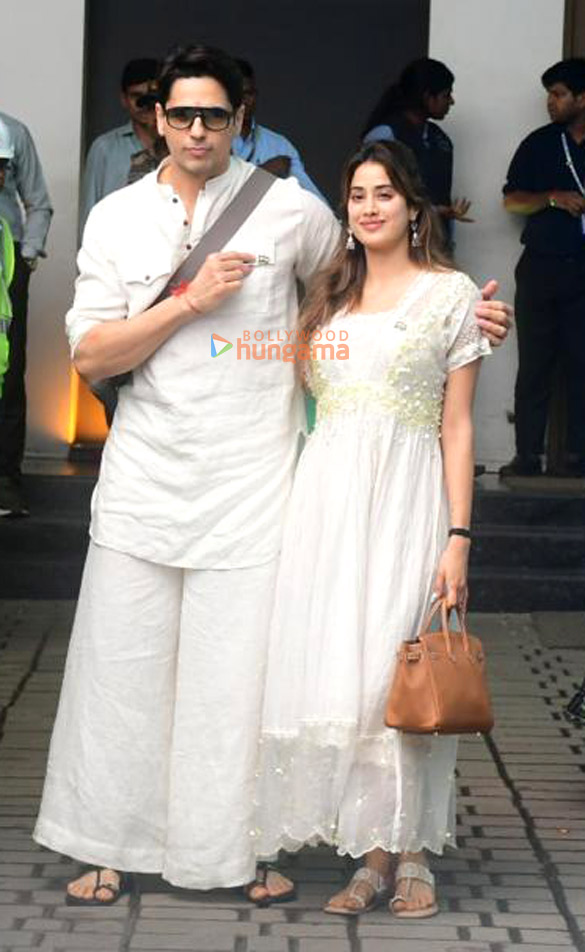 photos sidharth malhotra janhvi kapoor return from tirupati after param sundari promotions 2