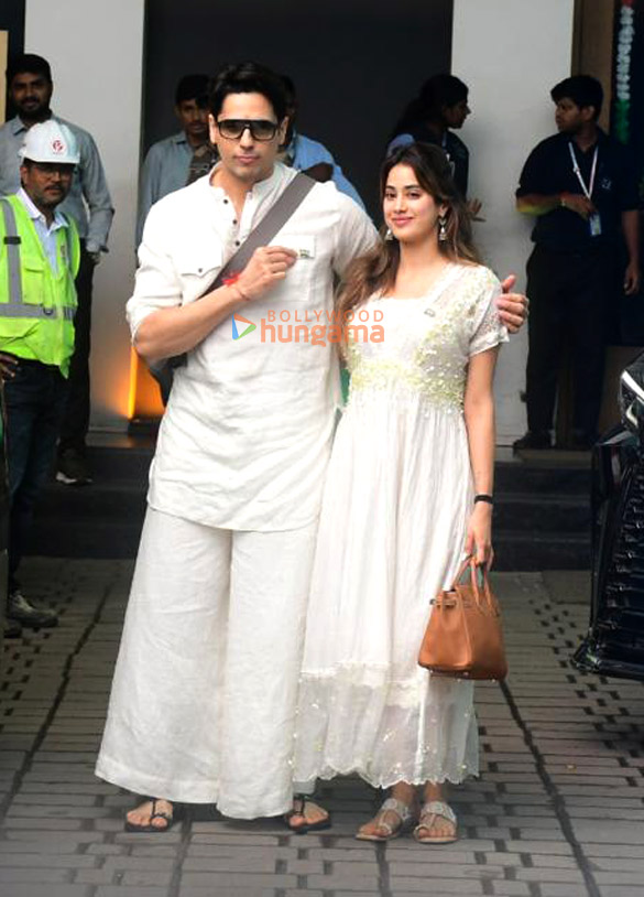 photos sidharth malhotra janhvi kapoor return from tirupati after param sundari promotions 4
